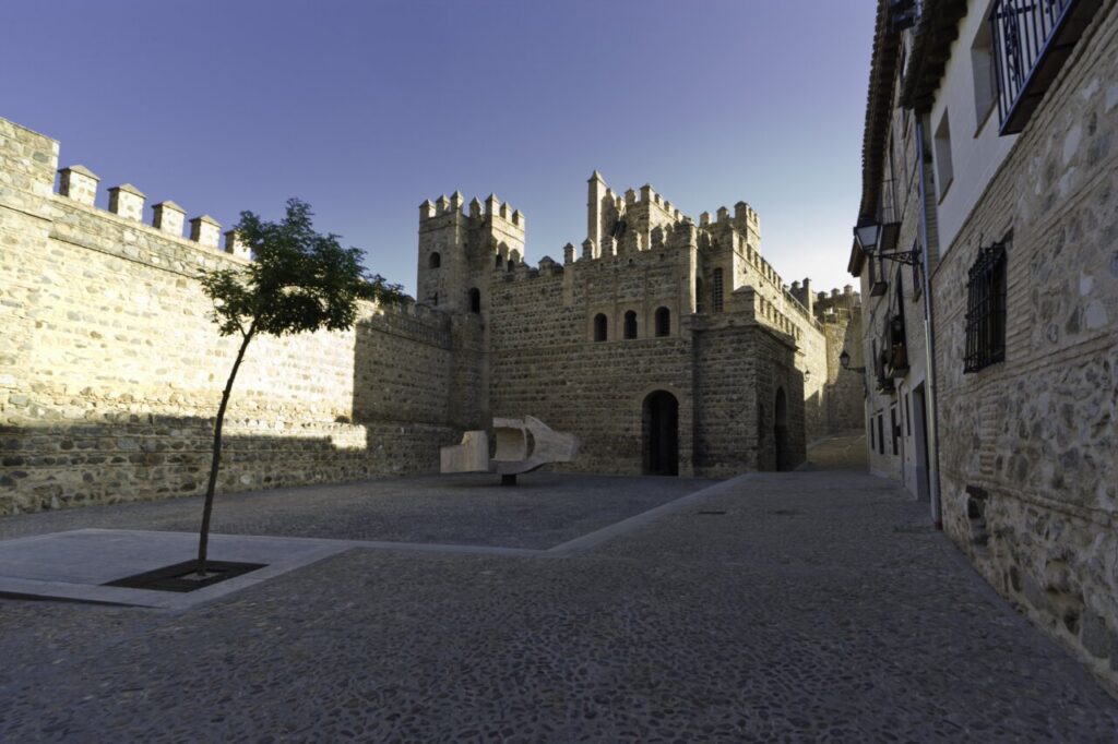 Vista de la Plaza Alfonso VI en Toledo, con arquitectura histórica.