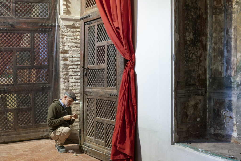 Restaurador trabajando en una puerta antigua en Toledo