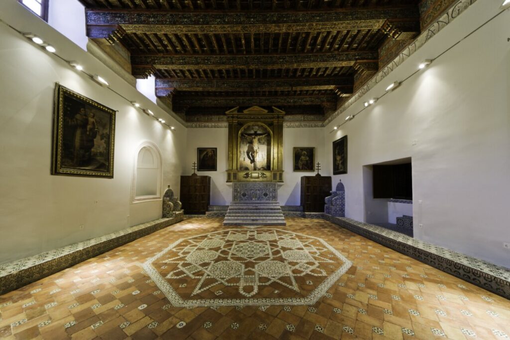 Interior de la Sala Capitular del Consorcio de Toledo con decoración histórica