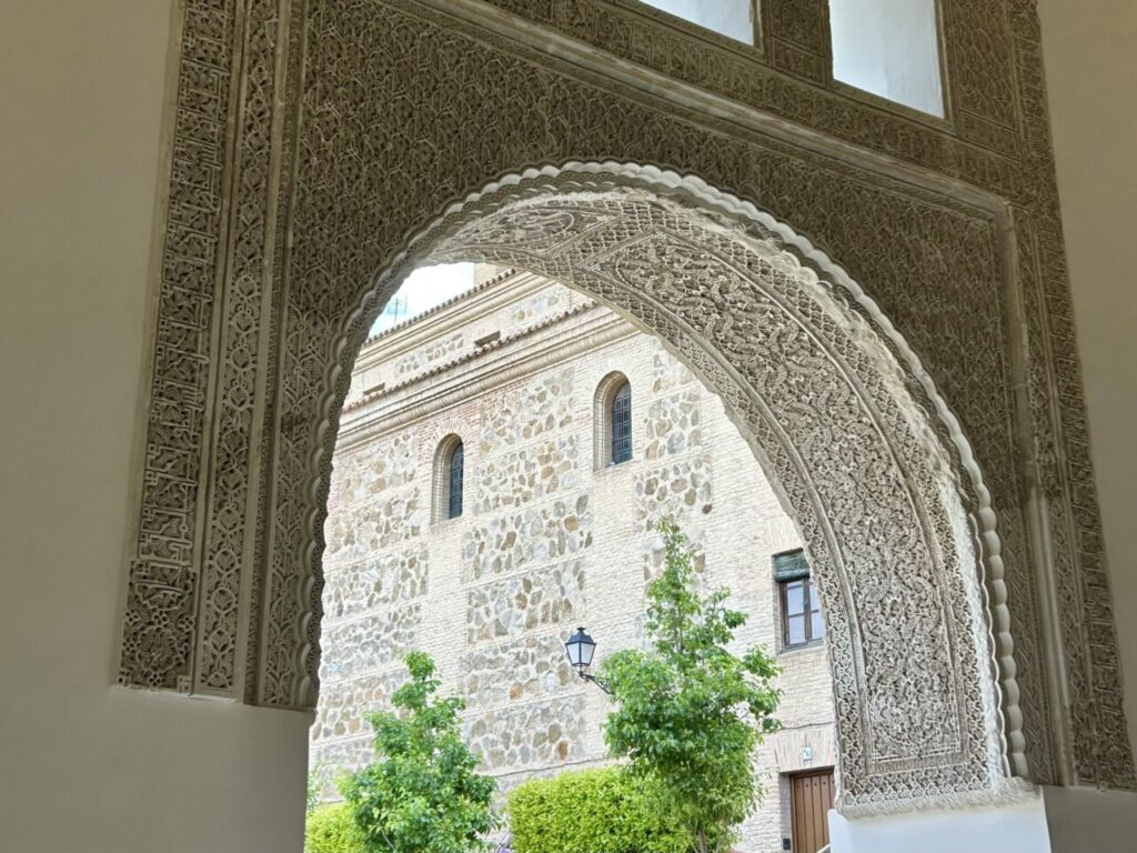 Vista del arco decorado en el salón del Consorcio de Toledo.
