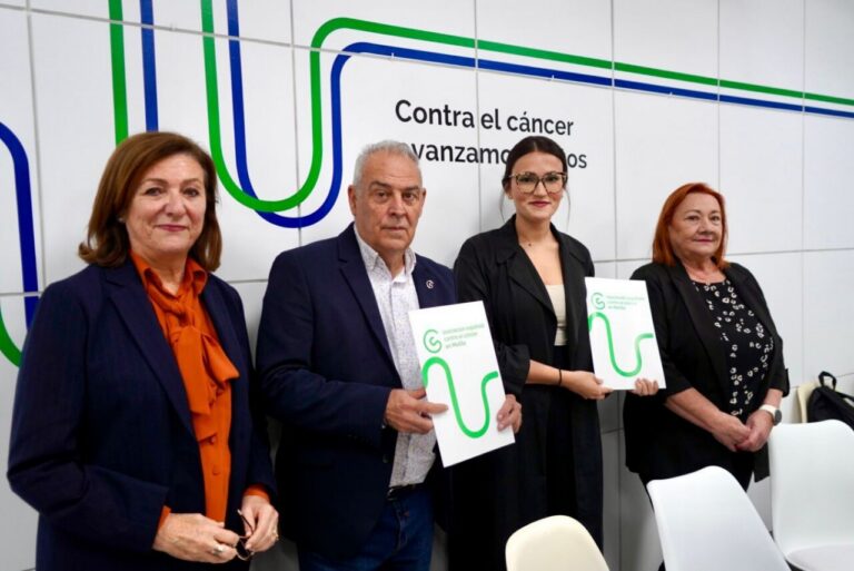 Representantes de AECC Melilla firmando convenio para cribado de cáncer