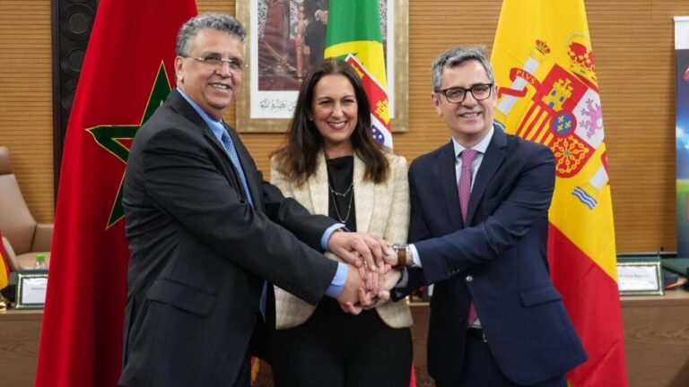 Ministros de España, Portugal y Marruecos firmando un memorando de cooperación.