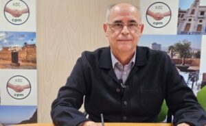 Retrato de un representante de CPM discutiendo sobre precios y medidas gubernamentales.