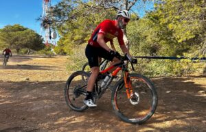 Ciclista compitiendo en el II Trofeo UNED Melilla de BTT
