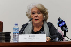 La escritora Encarna León presentando su nuevo libro sobre realismo mágico.