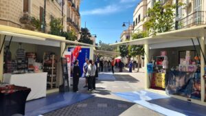 Puestos de venta en el centro histórico de Melilla durante un evento cultural.