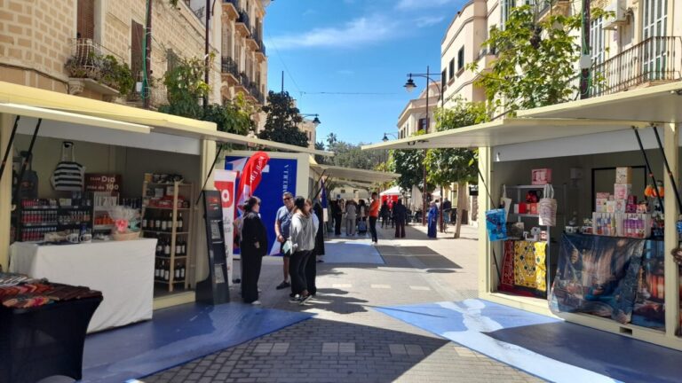 Puestos de venta en el centro histórico de Melilla durante un evento cultural.