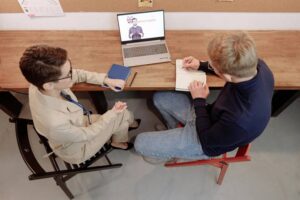 Estudiantes participando en un curso de inglés online con British Council