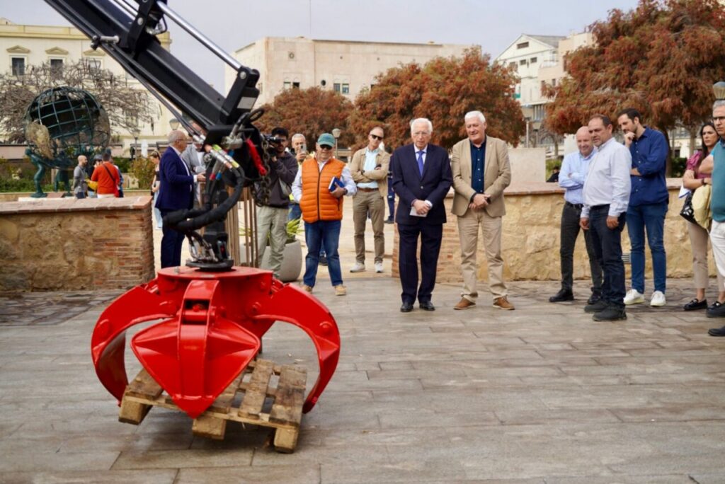 Presentación de nuevos camiones volquetes en Melilla con autoridades locales.