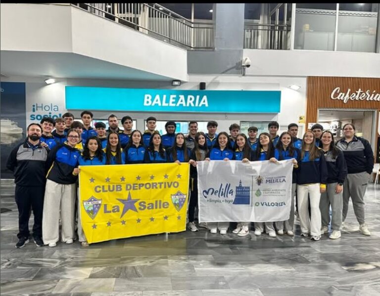 Equipo del C.D. La Salle posando con banderas en Huelva