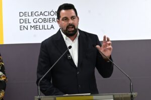 Hombre hablando en una conferencia de prensa en Melilla
