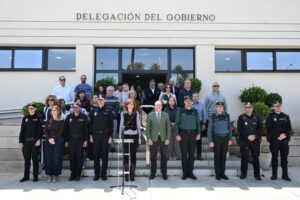Grupo de personas en la Delegación del Gobierno posando para una foto