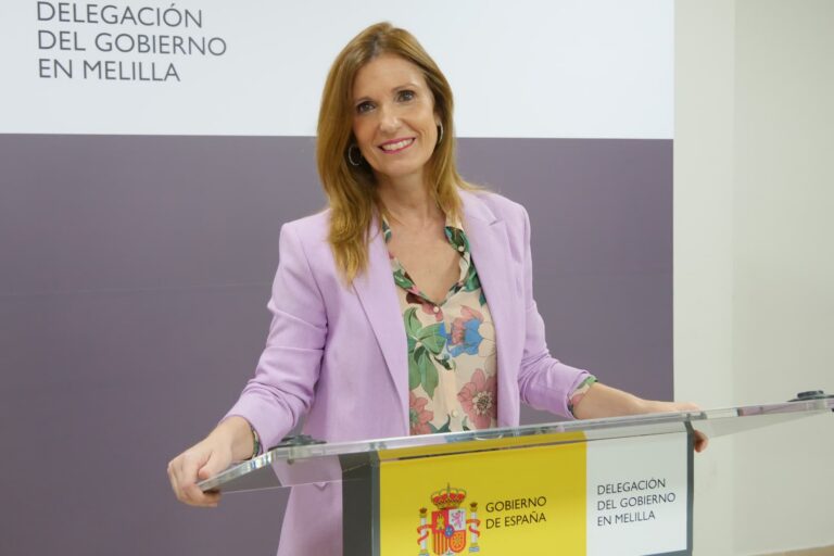 Persona sonriente en la Delegación del Gobierno en Melilla