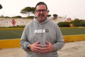 Hombre hablando sobre el estado de instalaciones deportivas en Melilla