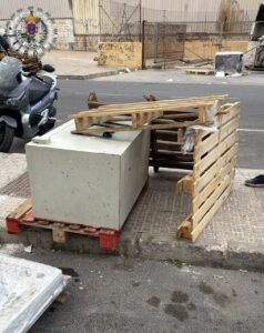 Residuos electrónicos abandonados en el Paseo de las Margaritas