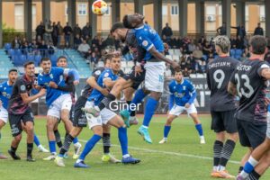 Jugadores de la U.D. Melilla en un partido de fútbol intenso