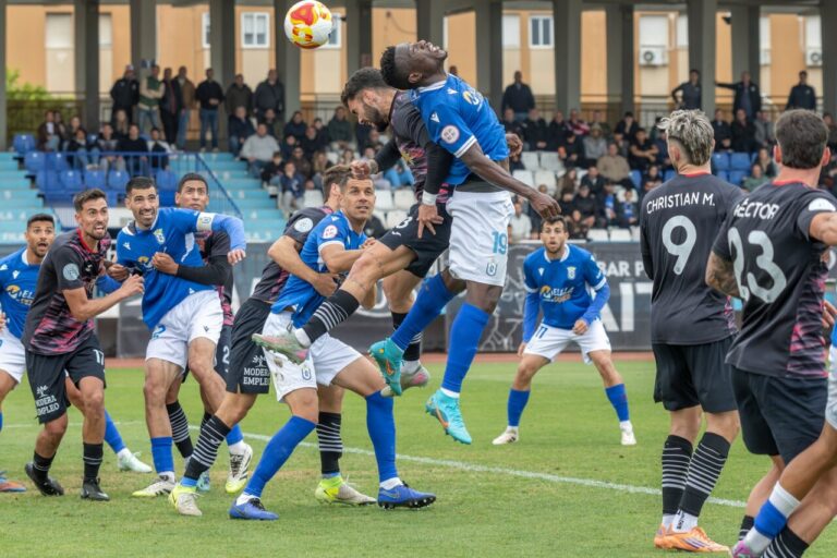 Jugadores de la U.D. Melilla en un partido contra el Águilas C.F.
