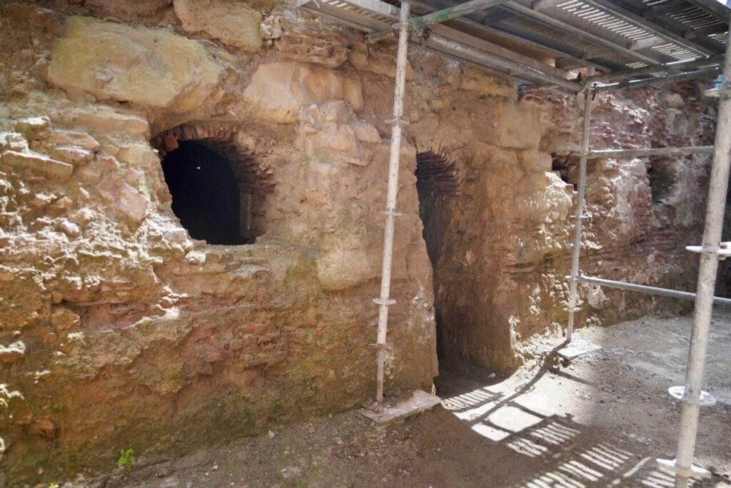 Galerías subterráneas del siglo XVIII en Melilla con muros de piedra