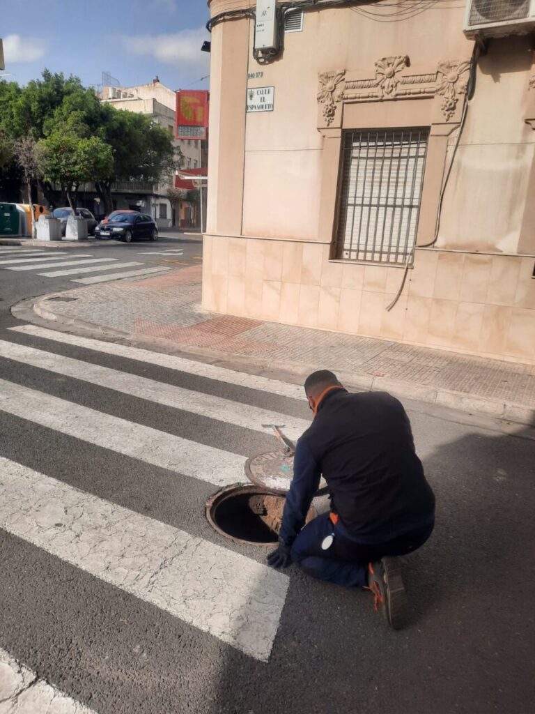 Trabajador realizando labores de desinfección en Melilla