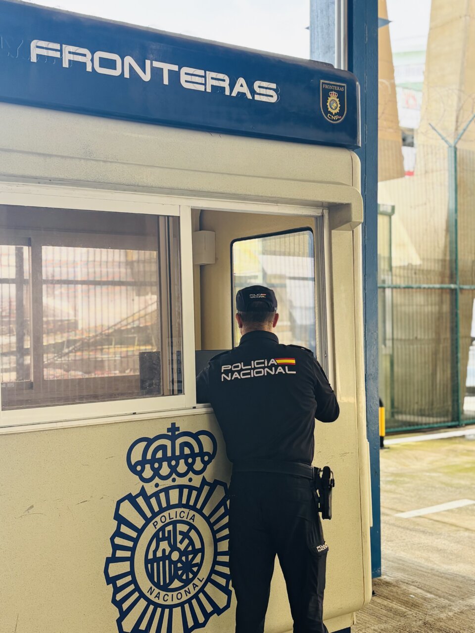 Agente de la Policía Nacional en el control del puerto de Melilla