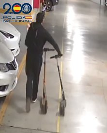 Hombre sospechoso con scooters en un garaje de Melilla