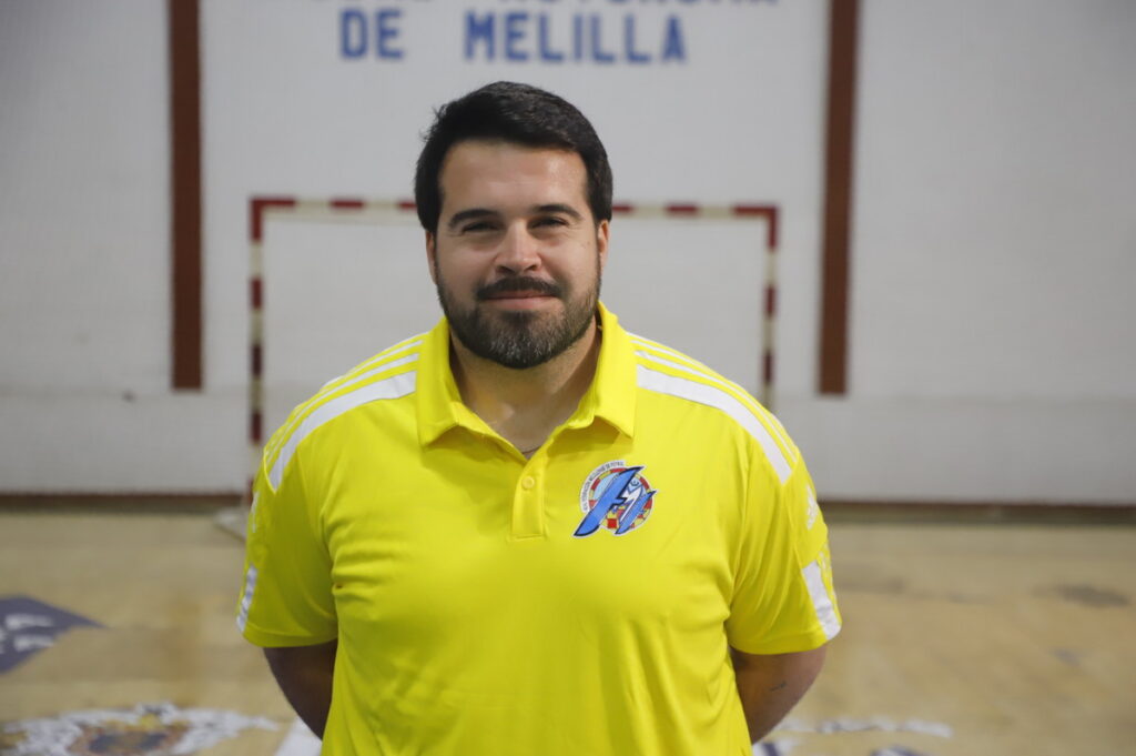 Diego Muñoz, seleccionador con camiseta amarilla en un gimnasio