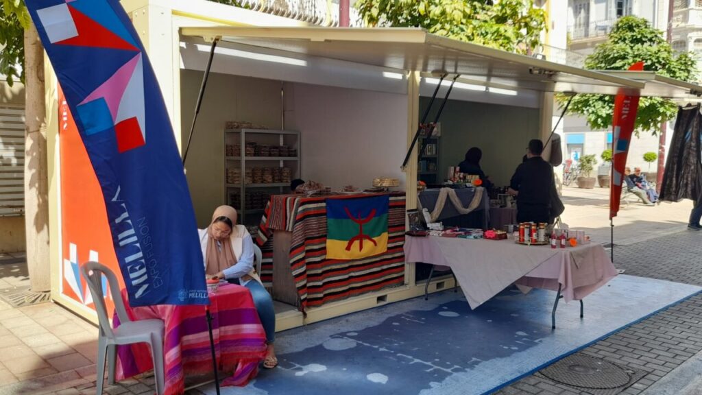 Casetas de venta en la feria cultural de Melilla con productos variados