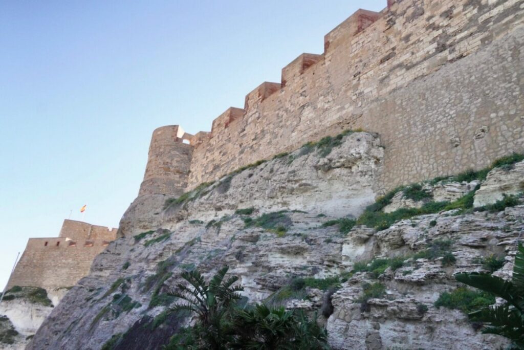 Vista de las murallas de Melilla La Vieja en proceso de rehabilitación