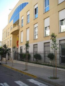 Fachada de un edificio moderno con árboles en la acera