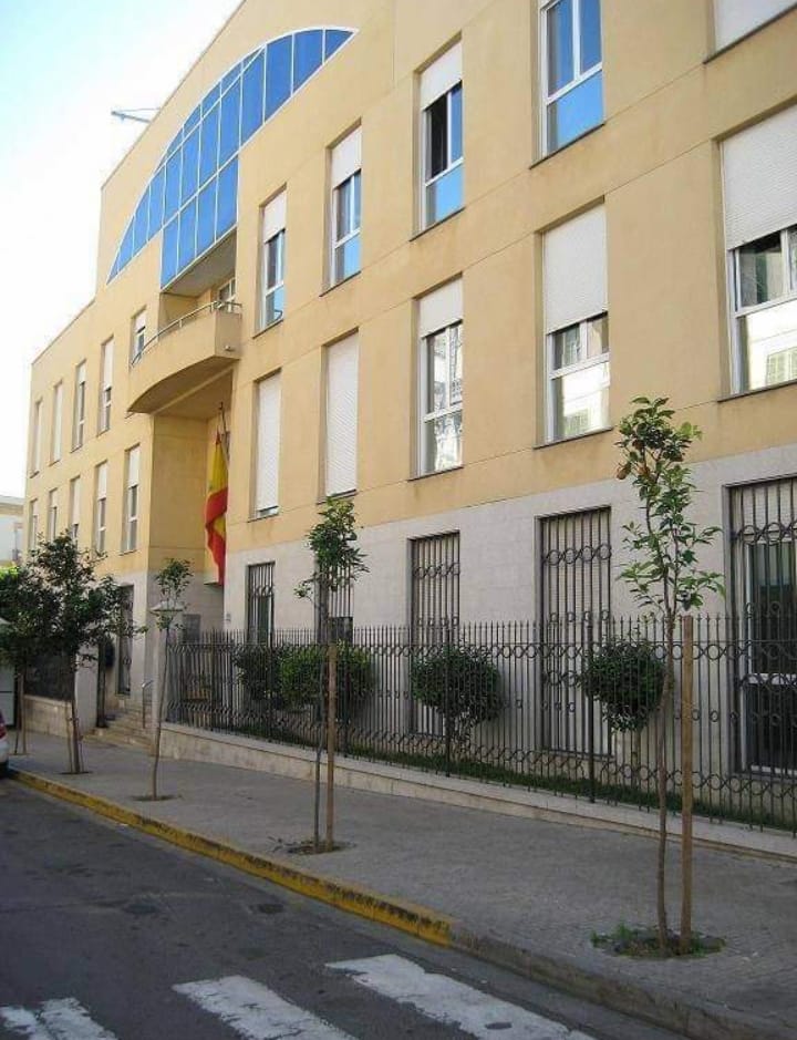 Fachada de un edificio moderno con árboles en la acera
