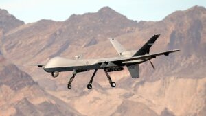 Dron militar volando sobre un paisaje montañoso