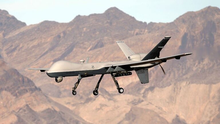 Dron militar volando sobre un paisaje montañoso