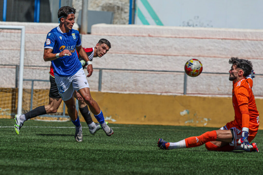 Jugador de la U.D. Melilla en acción durante un partido contra San Pedro