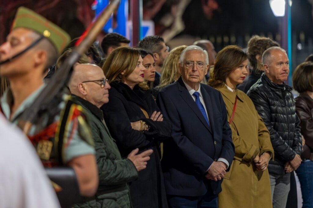 Personas observando la procesión del Nazareno y las Lágrimas en Melilla