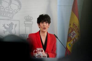 Elma Saiz durante una presentación sobre solicitudes de regularización