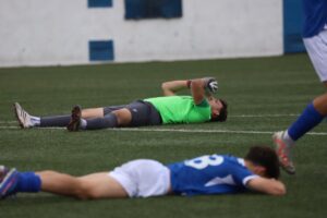 Jugadores de fútbol en el campo tras un partido intenso