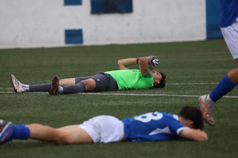 Jugadores de fútbol en el campo tras un partido intenso
