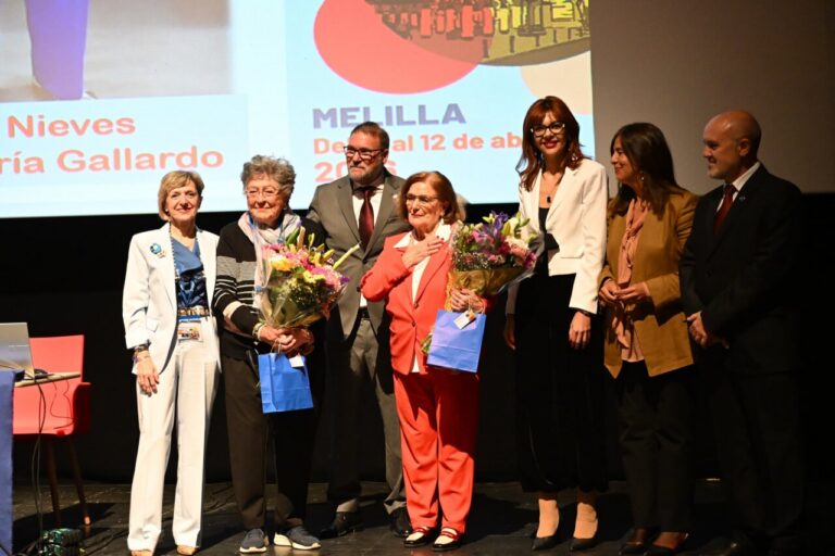 Grupo de universitarios mayores de 50 años en un encuentro en Melilla
