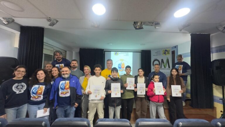 Grupo de alumnos recibiendo diplomas en la entrega de premios