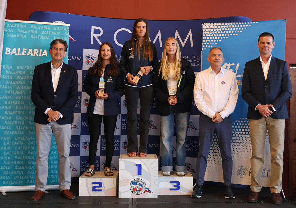 Ceremonia de entrega de premios del campeonato de vela femenino en Melilla