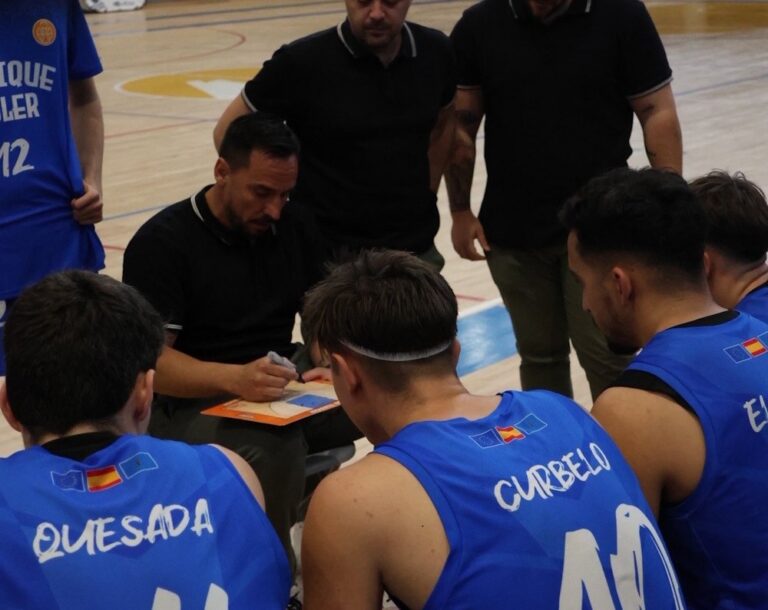 Entrenador del Enrique Soler dando instrucciones a los jugadores durante un partido de baloncesto