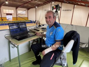 Entrenador Joaquín Huertas en el Pabellón Municipal Lázaro Fernández