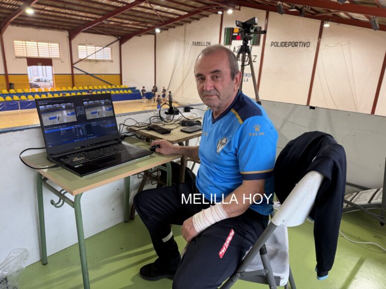 Entrenador Joaquín Huertas en el Pabellón Municipal Lázaro Fernández