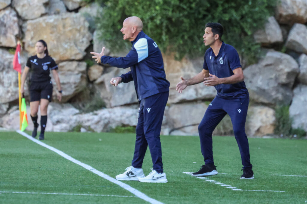 Entrenador de la U.D. Melilla dirigiendo a su equipo en un partido