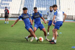Jugadores de la U.D. Melilla entrenando en el Estadio Álvarez Claro