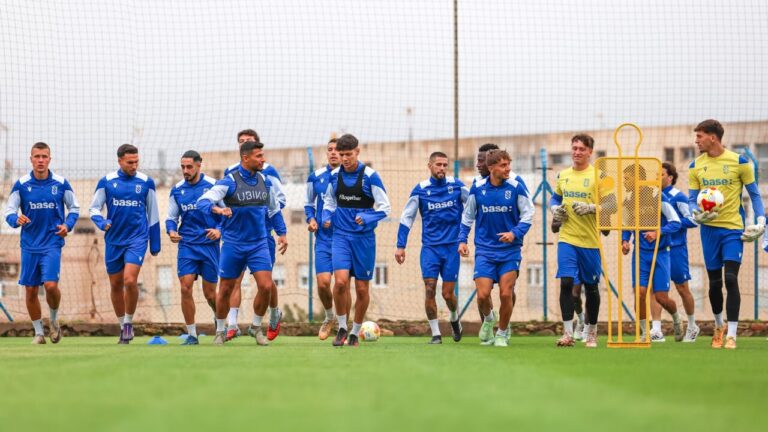 Jugadores de la U.D. Melilla entrenando en el campo anexo.