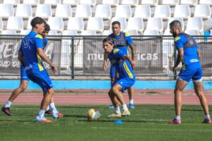 Jugadores de la U.D. Melilla entrenando en el Estadio Álvarez Claro.