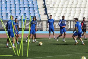 Jugadores de la U.D. Melilla entrenando en el césped del estadio