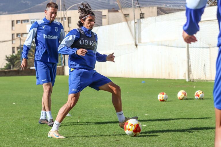 Jugadores de la U.D. Melilla entrenando en el campo de fútbol.