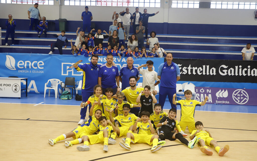 Equipo de fútbol infantil de Melilla posando en la cancha